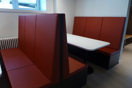 Tisch mit Sitzbänken