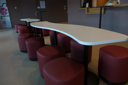 Lange Tische mit Hocker